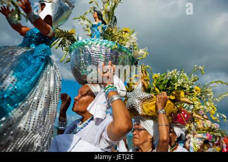 Les femmes portent Baiana figurines religieuses pendant la procession rituelle en l'honneur de l'Cadomblegoddess Yemanya, de la mer, dans Amoreiras, Bahia, Brésil, le 3 février 2012. Yemanya, originaire de l'ancienne mythologie Yoruba, est l'un des plus populaires dans le monde entier 'Orix | Conditions Banque D'Images