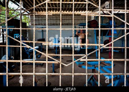 Un jeune homme cubain de train à une salle de sport dans le culturisme, Alamar un complexe d'habitations dans l'Est de La Havane, Cuba, le 9 février 2011. La transformation de l'économie cubaine (après la révolution de 1959) a changé le statut du logement à Cuba d'une société de consommation dans le monde entier l'utilisation de produits | Banque D'Images