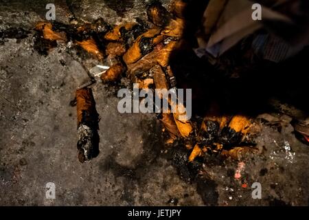 Les mégots de cigare, utilisé pour prédire l'avenir, sont vus jetés sur le sol dans le coin d'une rue bonne aventure shop à San Salvador, El Salvador, 18 février 2014. En raison de la forte tradition historique de l'usage du tabac par les shamen dans suis | conditions dans le monde entier Banque D'Images