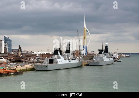 Le destroyer HMS Duncan (D37, G) et 'HMS Dragon' (D35, r) dans le port de Portsmouth le eightteenth Juin 2016 | Conditions dans le monde entier Banque D'Images