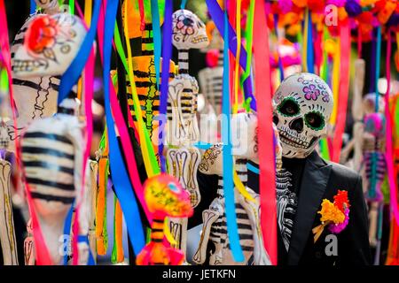 Un homme, habillé en squelette (Calaca), promenades à travers la ville au cours de la Journée de la mort parade dans la ville de Mexico, Mexique, 29 novembre 2016. Le Jour des Morts (Dia de muertos), une fête religieuse syncrétique combinant la vénération de la mort les rituels de l'un dans le monde d'utilisation | Banque D'Images