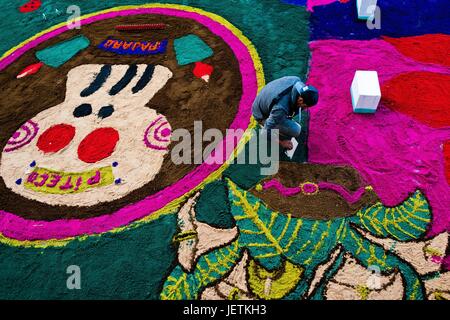 Un garçon mexicain crée un tapis de sciure colorée, affichage de crâne (Calavera), au cours de la Journée des morts festivités dans San Juan Ixtayopan, Mexique, 1 novembre 2016. Des crânes, des squelettes et la mort d'autres symboles sont utilisés pour orner des tombes, des autels et offrant l'utilisation dans le monde entier | Banque D'Images