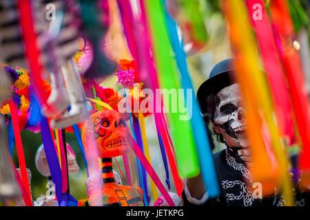 Un homme, habillé en squelette (Calaca), procède au cours de la Journée de la fête des morts à Mexico, Mexique, 29 novembre 2016. Le Jour des Morts (Dia de muertos), une fête religieuse syncrétique combinant la vénération de la mort les rituels de l'ancienne Aztec | conditions dans le monde entier Banque D'Images