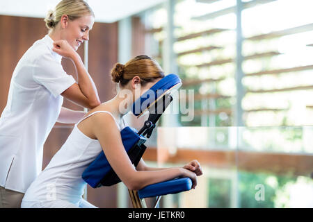 Woman receiving massage dans un fauteuil de massage Banque D'Images