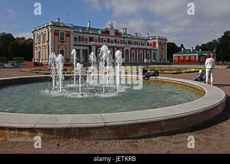 Le Palais Kadriorg (estonien : Kadrioru perte, en allemand : Schloss Katharinental) est un palais baroque construit pétrinien pour Catherine I de Russie par Pierre le Grand à Tallinn, Estonie. L'estonien et le nom allemand pour le palais signifie "Catherine's Valley'. Dans le monde d'utilisation | c Banque D'Images