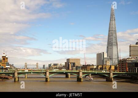 Angleterre : Le gratte-ciel Shard à Londres comme vu à partir de la rive nord de la Tamise. Photo de 05. Mai 2017. Dans le monde d'utilisation | Banque D'Images