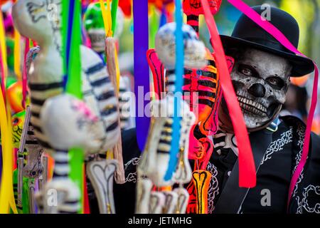 Un homme, habillé en squelette (Calaca), prend part à la Journée de la mort de festivités dans la ville de Mexico, Mexique, 29 novembre 2016. Le Jour des Morts (Dia de muertos), une fête religieuse syncrétique combinant la vénération de la mort les rituels de l'ancienne Aztec | conditions dans le monde entier Banque D'Images