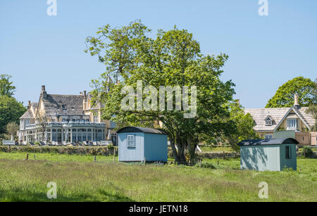 Le Cochon Hotel sur la plage et les cabanes de bergers, Studland, Dorset, England, UK Banque D'Images