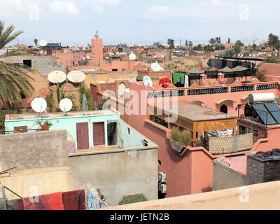 Depuis le toit-jardin du Riad Bakara, vous avez une belle vue panoramique sur les toits de la médina et les tours des mosquées Février 2017 Marrakech - Maroc | dans le monde entier Banque D'Images