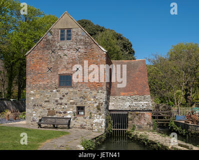 Place Moulin, un moulin à eau restauré Anglo-Saxon sur Christchurch Quay au confluent des rivières Avon et Stour, Dorset, England, UK Banque D'Images