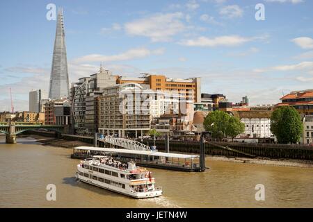 Angleterre : Le gratte-ciel Shard à Londres comme vu à partir de la rive nord de la Tamise. Photo de 05. Mai 2017. Dans le monde d'utilisation | Banque D'Images