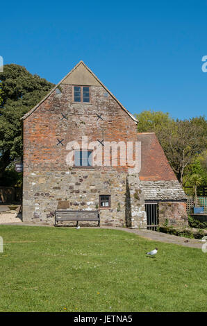 Place Moulin, un moulin à eau restauré Anglo-Saxon sur Christchurch Quay au confluent des rivières Avon et Stour, Dorset, England, UK Banque D'Images