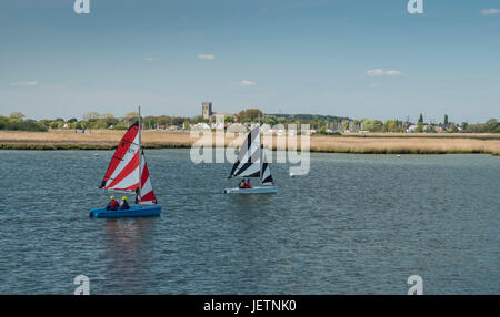 Dériveurs sur Christchurch Harbour, Dorset, UK Banque D'Images