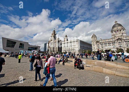 Des milliers de personnes affluent vers le Pier Head waterfront de prendre part à la Journée des Forces armées Banque D'Images