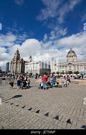 Des milliers de personnes affluent vers le Pier Head waterfront de prendre part à la Journée des Forces armées Banque D'Images