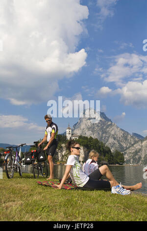 La famille par la location fait reste dans le lac, Familie mit dem Fahrrad macht Rast am See Banque D'Images