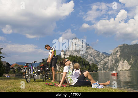 La famille par la location fait reste dans le lac, Familie mit dem Fahrrad macht Rast am See Banque D'Images