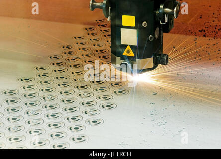 Périphérique laser courage avec la forme d'une récolte record de l'étain en acier, Laserschneidegeraet Formenschneiden Stahlblechplatte haus aus einer Banque D'Images
