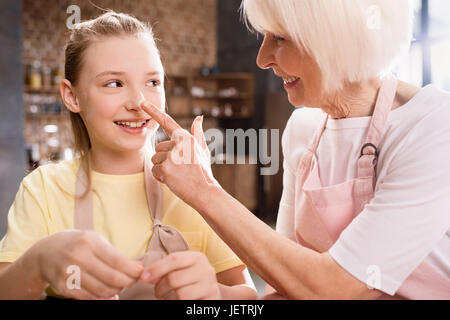 Grand-mère et l'enfant la cuisson dans la cuisine, cuisine de grand-mère Banque D'Images