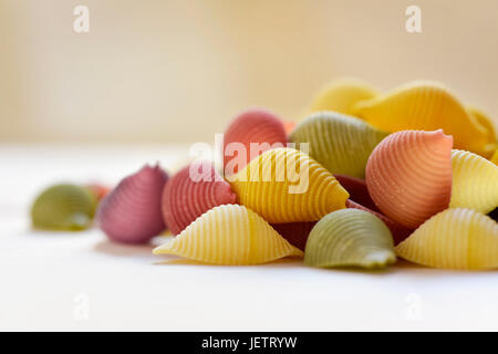 Libre d'un tas de conchiglie, italien, pâtes coquillage avec différentes couleurs : jaune, rouge comme d'habitude faite avec de la tomate et vert fait avec spi Banque D'Images