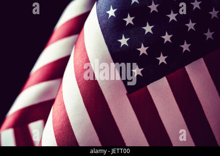 Libre d'un grand nombre de drapeaux américains mis en ligne, sur un fond noir Banque D'Images