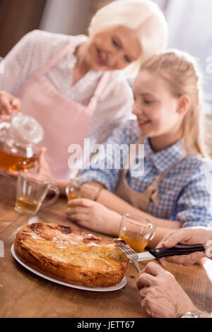 Coupe homme pie fait maison alors que woman pouring tea Banque D'Images