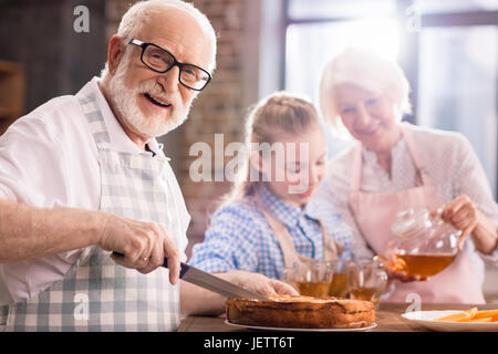 Coupe homme pie fait maison alors que woman pouring tea Banque D'Images