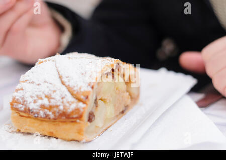 Tranches de strudel aux pommes avec du sucre en poudre, typique de l'Autriche et du Tyrol du Sud Banque D'Images