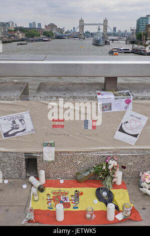 Offres de fleurs sur le pont de Londres, où les gens ont été tués et blessés dans une attaque terroriste dans la nuit du 3 juin 2017.London,UK Banque D'Images