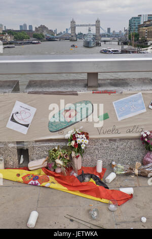 Offres de fleurs sur le pont de Londres, où les gens ont été tués et blessés dans une attaque terroriste dans la nuit du 3 juin 2017.London,UK Banque D'Images