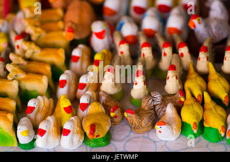 QUITO, ÉQUATEUR - 07 MAI 2017 : Beaux petits chiffres de poules, canards et swan fait d'argile sur un tableau blanc. Banque D'Images