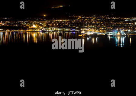 Vue panoramique sur Akureyri ville la nuit dans le nord de l'islande Banque D'Images