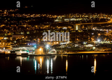 Vue panoramique sur Akureyri ville la nuit dans le nord de l'islande Banque D'Images