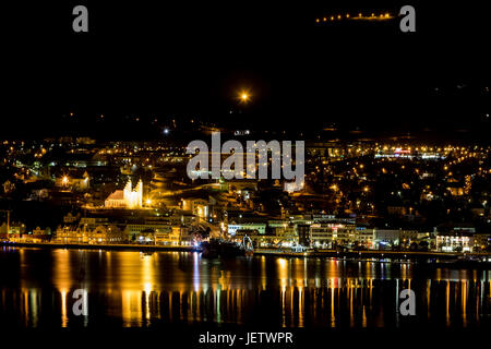 Vue panoramique sur Akureyri ville la nuit dans le nord de l'islande Banque D'Images