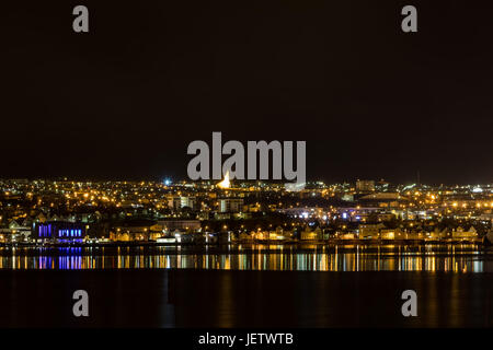 Vue panoramique sur Akureyri ville la nuit dans le nord de l'islande Banque D'Images