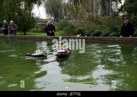 Les amateurs de bateau modèle Banque D'Images