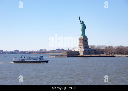 Ferry Statue Cruises et la Statue de la liberté, Banque D'Images