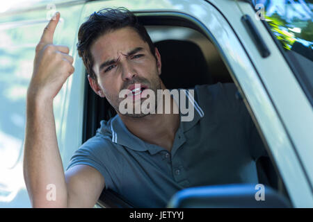 Portrait de jeune homme pointant irritée Banque D'Images