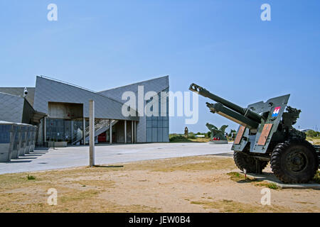 D'Ordnance QF 25 pounder-gun en face du Centre Juno Beach, musée de la Seconde Guerre mondiale, à Courseulles-sur-Mer, Calvados, Normandie, France Banque D'Images