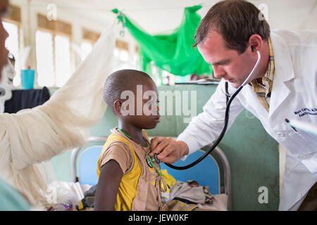 Votre médecin missionnaire travaille sur le service de pédiatrie à l'hôpital de Bundibugyo, en Ouganda. Banque D'Images