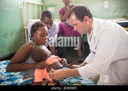 Votre médecin missionnaire travaille sur le service de pédiatrie à l'hôpital de Bundibugyo, en Ouganda. Banque D'Images