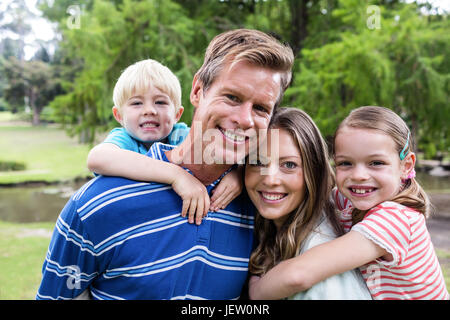 Heureux les parents qui a piggy back to kids Banque D'Images