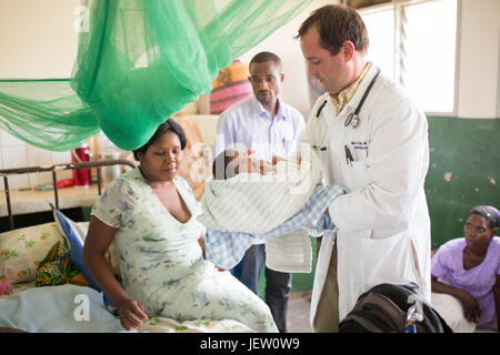 Votre médecin missionnaire travaille sur le service de pédiatrie à l'hôpital de Bundibugyo, en Ouganda. Banque D'Images