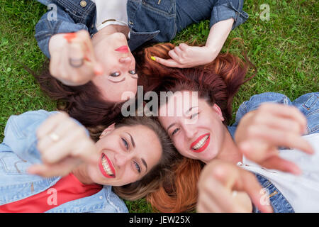 Happy friends dans le parc par une journée ensoleillée . Vie d'été portrait de trois femmes profiter d'une belle journée. Meilleurs amis pour avoir du plaisir, de la joie. Banque D'Images