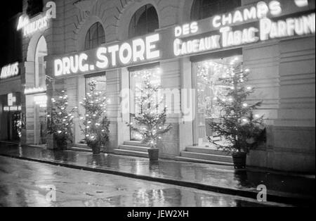 L'Dugstore Publicis, avenue des Champs-Elysées dans le 8ème arrondissement de Paris. Décembre 1958 Photo Michael Holtz Banque D'Images