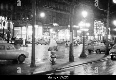 L'Avenue des Champs-Elysées à Paris en 1958, en face du cinéma George V, situé 144-146 avenue des Champs-Elysées. Décembre 1958 Photo Michael Holtz Banque D'Images