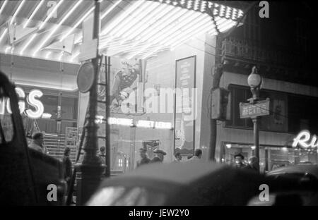 Le film 'Les Vikings' montrant dans un cinéma, l'Avenue des Champs-Elysées dans le 8ème arrondissement de Paris, en décembre 1958. Photo Michael Holtz Banque D'Images