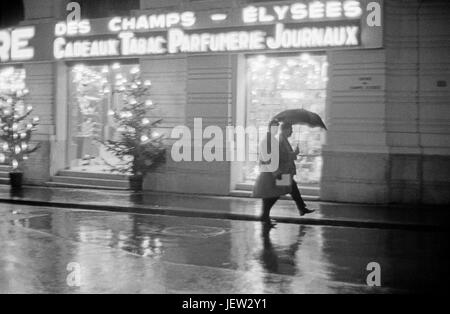 L'Dugstore Publicis, avenue des Champs-Elysées dans le 8ème arrondissement de Paris. Décembre 1958 Photo Michael Holtz Banque D'Images