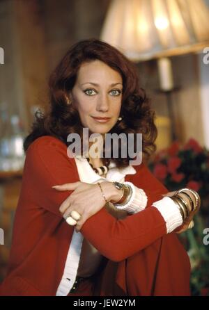 Modèle américain Marisa Berenson, posant dans un costume rouge conçu par Dior. Elle est venue quelques jours au chef d'orchestre autrichien Herbert von Karajan's chalet à Saint-Moritz. Mars 1974 Photo Michael Holtz Banque D'Images