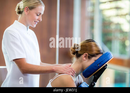 Woman receiving massage dans un fauteuil de massage Banque D'Images